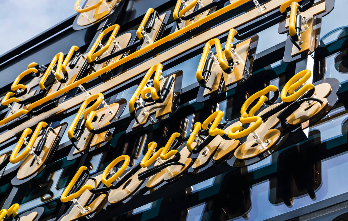 neon-restaurant-esplendidos-tapas-restaurant-neon-coloré-neon-sur-le-mur-restaurant-vitrine-neon-haut-neon-sur-acier-neon-enseignes-neon-lettering-neon-dynia-redlowo